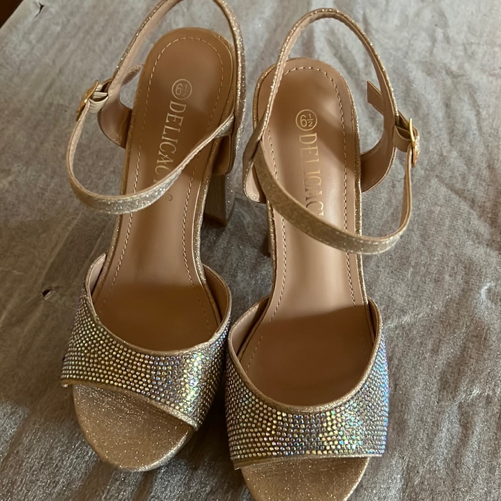 Delicacy gold heels